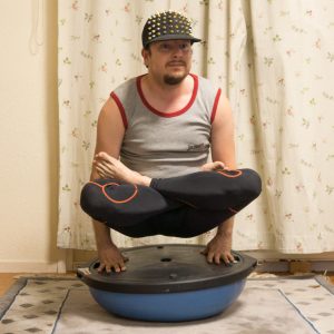 Utpluthih in August 13th 2017. I provide a good ol'  Utpluthih, but on a bosuball. Round side didn't work, but flat side, yay. The utpluthih, also known as  Scalespose and  Tolasana, is great for developing stronger wrists, and if you also eat methylsulfo