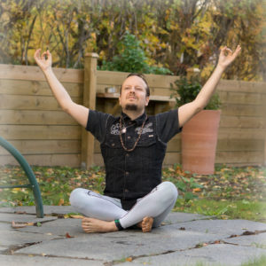 Easy pose in October 16th 2017. I bring an easy pose, a lotus / padmasana and an utpluthih / tolasana.