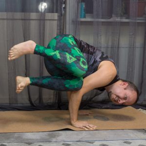 Side crow in October 3rd 2018.  Soaring with a Parsva Bakasana or Sidecrow on my Cork Mat Chakras by @myjunglemat. This pose is a twist challenge in addition to strength and balance, so prepar