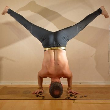 Tripod headstand in October 29th 2019. Happy humpday! I go for two leg variations of Tripod headstand with my Canary Dancer costume. The Purnata Man leggings by @shambhalabarcelona makes the l