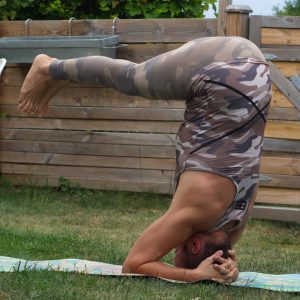 Urdhva Dandasana in August 26th 2020. I join both teams today, as I love both options. I didn't knew Urdhva Dandasana was a pose on it's own, I thought it was just a leg variation of Sirsasana
